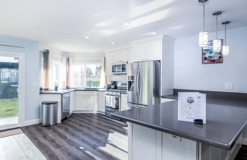 Mission Viejo House | Backyard, EV Charger, No Stairs. Citrus Perch!