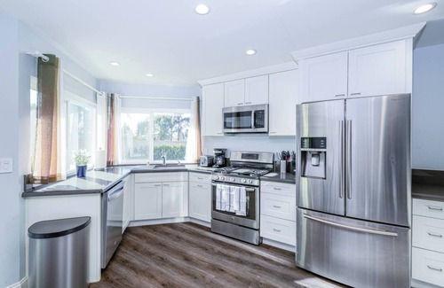 Mission Viejo House | Backyard, EV Charger, No Stairs. Citrus Perch!