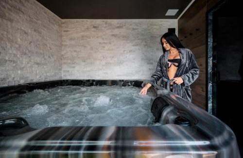 Oradea House | Backyard Jacuzzi House