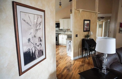 Mountain View House | Backyard Oasis Close to Town Fast Wi-fi Quiet