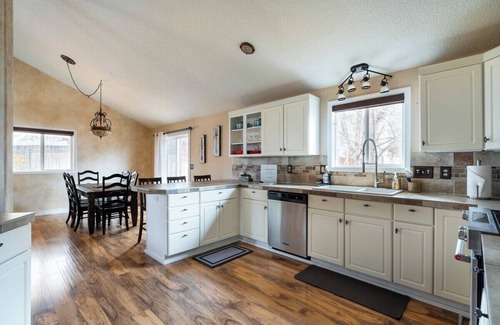 Mountain View House | Backyard Oasis Close to Town Fast Wi-fi Quiet