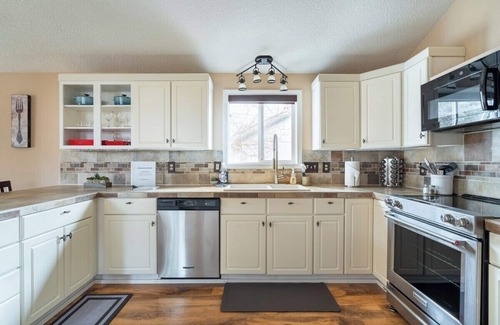 Mountain View House | Backyard Oasis Close to Town Fast Wi-fi Quiet