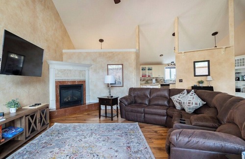 Mountain View House | Backyard Oasis Close to Town Fast Wi-fi Quiet