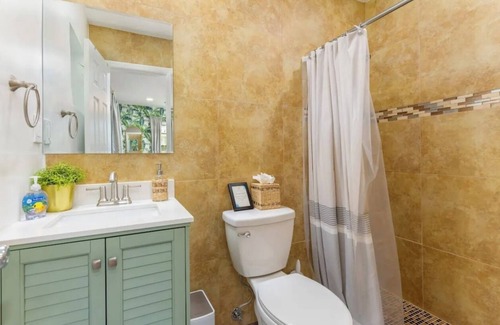 Broadview Park House | Backyard Oasis 5 min from Hard Rock Casino