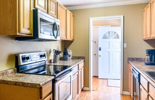 Madison House | Backyard Pool! Near Space Center- Mahan Splashdown