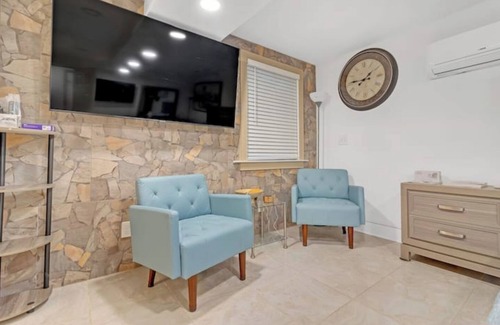 East Side Apartment | Bahama Mama Studio Suite