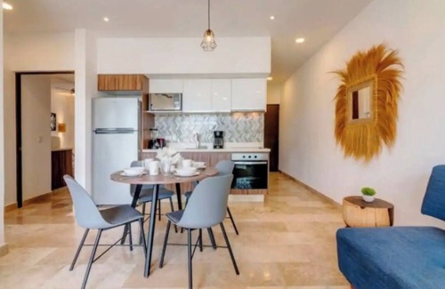 Zazil-ha Apartment | Bahay Condos 1-3 min walk to beach & 5th Av !Stylish 2-bdr apartment. fast WiFi!