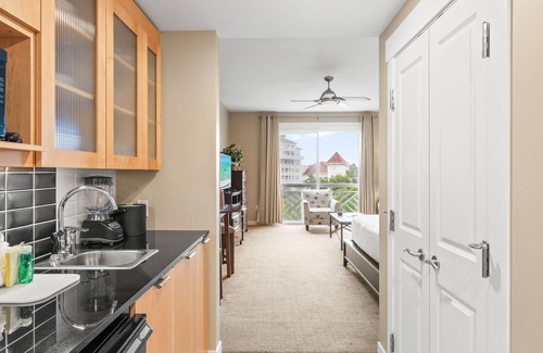 Baytowne Wharf Condo | Bahia Studio at Baytowne Wharf! Overlooks Tropical Pool, Hot Tub, Beach Tram!