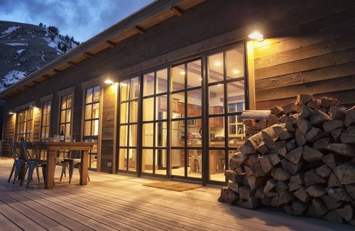 Jackson Hole House | Baitshop Cabin. Privacy in Downtown Jackson. 2 blocks to Town Square. A/C