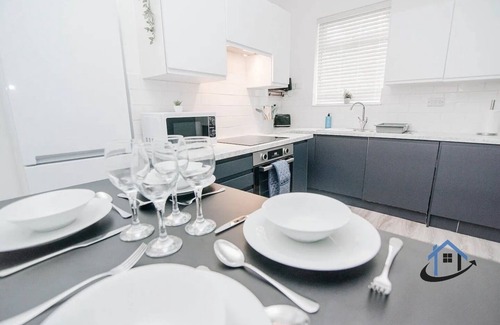 Doncaster House | Balby Casa, king beds,parking,workspace,wi-fi,corporates,pets