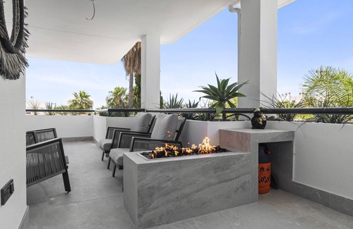 Golden Mile Apartment | Balcon de Puente Romano