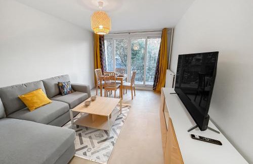 Villeneuve-la-Garenne Apartment | Balcon Lumineux et Cuisine équipée