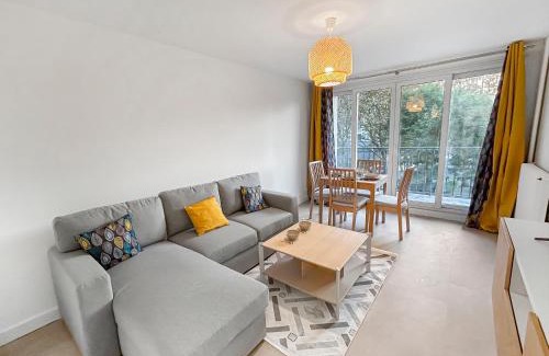 Villeneuve-la-Garenne Apartment | Balcon Lumineux et Cuisine équipée