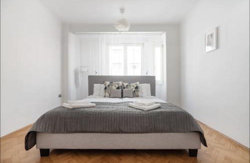 Wieden Apartment | Balcony Oasis Operastreet