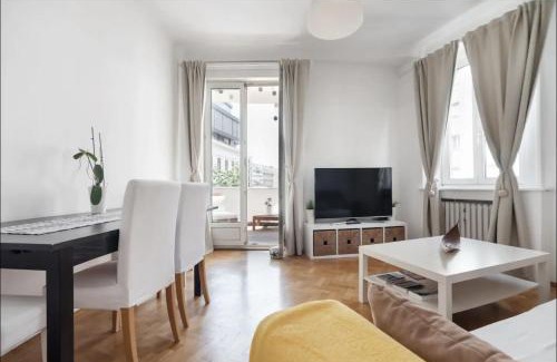 Wieden Apartment | Balcony Oasis Operastreet