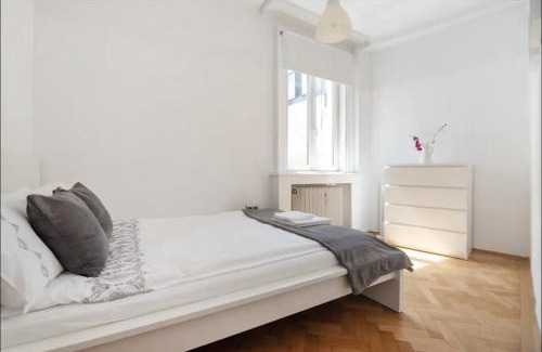 Wieden Apartment | Balcony Oasis Operastreet