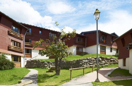 Lanslevillard Apartment | Balcony, parking, tv, ski locker, 35m², Val Cenis
