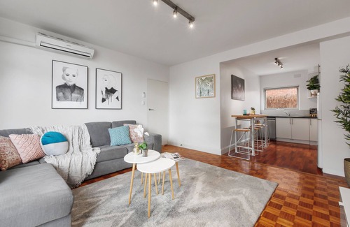 Ormond Apartment | Balcony Retreat Apartment by Ready Set Host