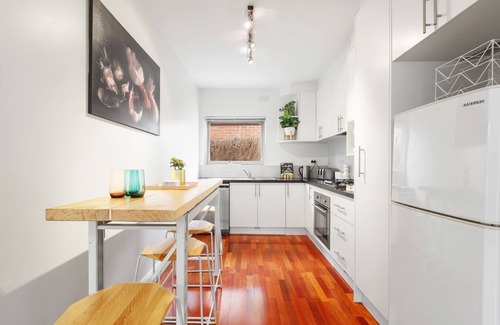 Ormond Apartment | Balcony Retreat Apartment by Ready Set Host