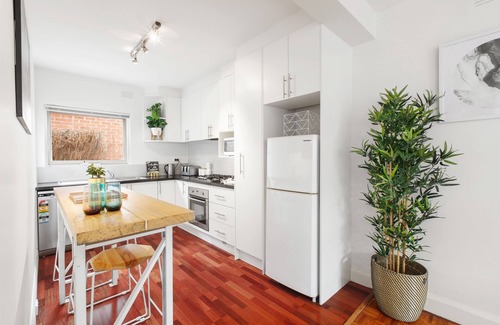 Ormond Apartment | Balcony Retreat Apartment by Ready Set Host