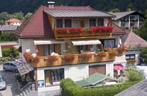 Doebriach Bed & Breakfast | Balcony room with lake view on the 2nd floor - Frühstückspension Käfer