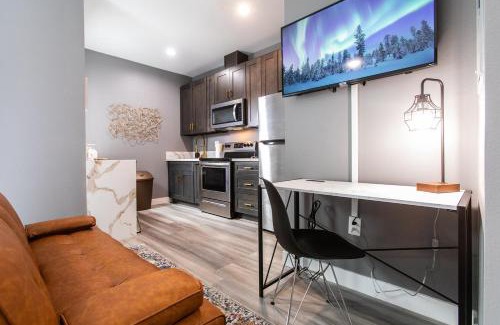 University Heights Apartment | Balcony-studio-wd-walk-to-restaurants&park