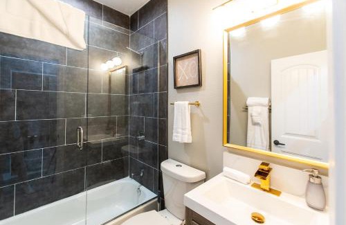 University Heights Apartment | Balcony-studio-wd-walk-to-restaurants&park