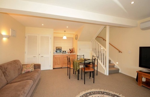Dunedin House | Baldwin Street BNB