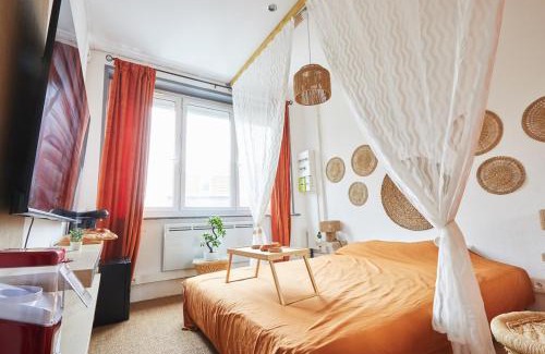 Haubourdin Apartment | Bali Room - Romantic Escape
