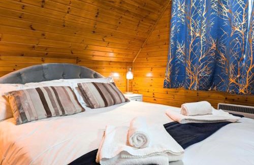 Almondbank Ski Chalet | Balor 1 - Hot Tub-Perth-Pets