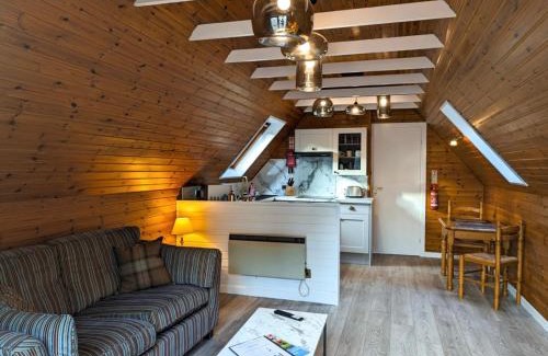 Almondbank Ski Chalet | Balor 1 - Hot Tub-Perth-Pets