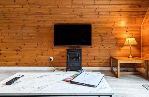 Almondbank Ski Chalet | Balor 1 - Hot Tub-Perth-Pets