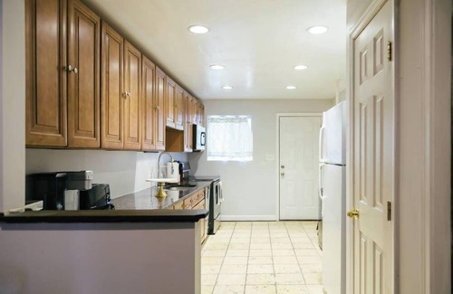 Downtown Baltimore House | Balt-Amore! Spacious 4 bedroom that sleeps 10 comfortably