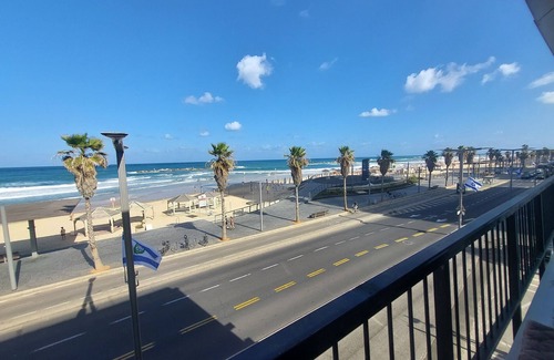 Kerem HaTeimanim Apartment | Banana beach front Aparthotel TLV, 3BR, AC, center