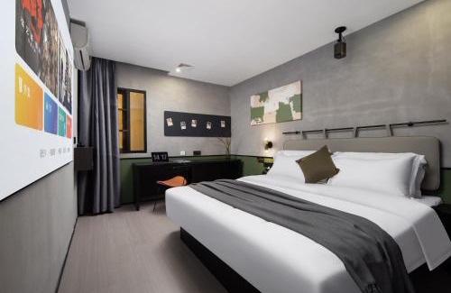 Tianhe Hotel | Banana Fun Hotel - Guangzhou East Railway Station Yantang Metro Station