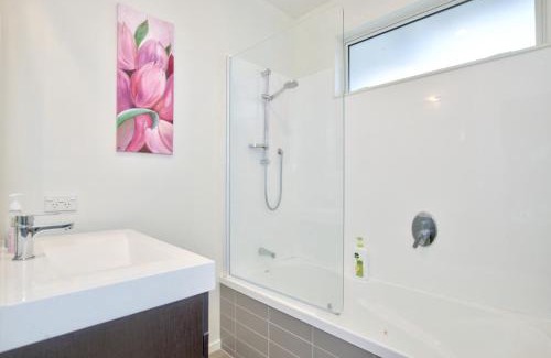 Lake Hayes Apartment | Banbury Deluxe with Spa Bath! Nice and Private