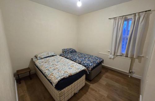 Banbury Apartment | Banbury House Sleeps 5 Walking Distance To The Station