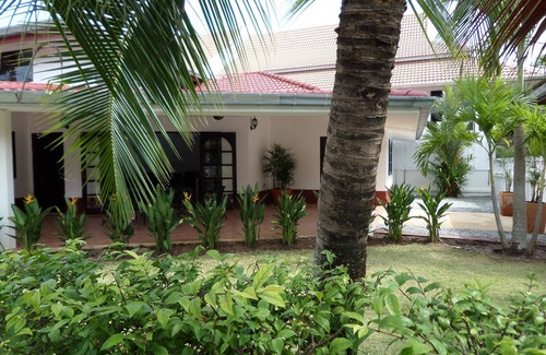 Na Chom Thian Villa | Bang saray , 4 bedroom pool villa 300 metres from the beach.