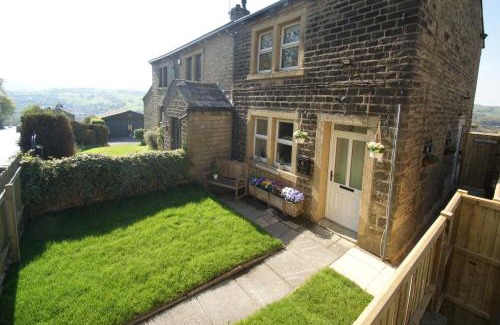 Barkisland House | Bank View next to the Fleece Countryside Inn