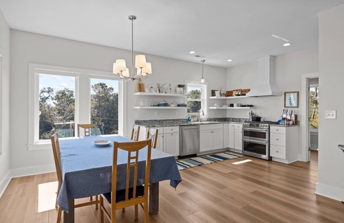 Cedar Island House | Banks' Haven-Sound Front/Pet Friendly Home