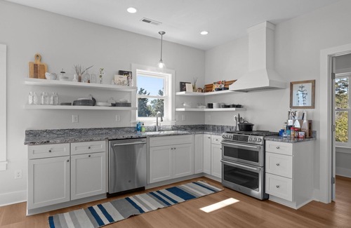 Cedar Island House | Banks' Haven-Sound Front/Pet Friendly Home
