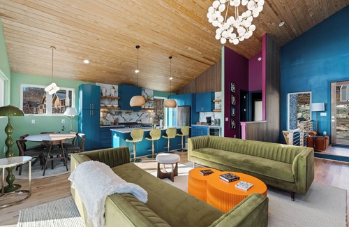 Sugar Mountain House | Banner Elk Black Lodge 4 Bed 3 Bath Soaring ceilings Hot Tub and Mtn Views