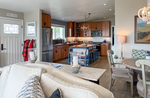 Bodega Bay House | Banyan House - Quaint Beach Cottage.