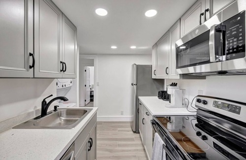Barrier Island Apartment | Banyan St 2BR/1BA off Las Olas- Steps to Beach #1