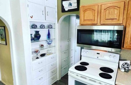 Central - Terry House | Barb’s Cozy Home with Office and Covered Parking!
