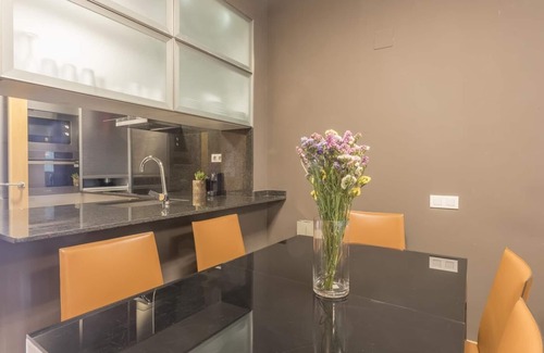 el Fort Pienc Apartment | Barcelona Center Flat: Shared Rooftop Pool for 8