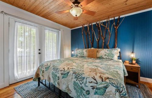 Gulfport House | Bare Feet Bungalow -Close to beach & dog friendly