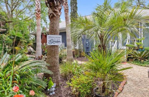 Gulfport House | Bare Feet Bungalow -Close to beach & dog friendly