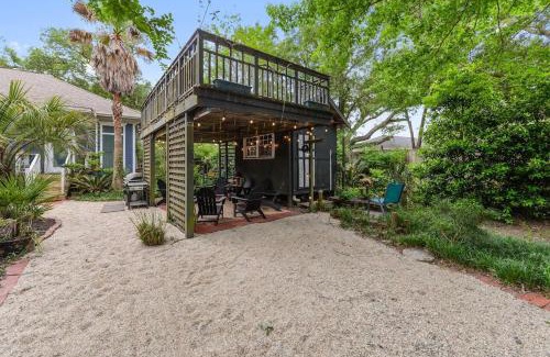 Gulfport House | Bare Feet Bungalow -Close to beach & dog friendly