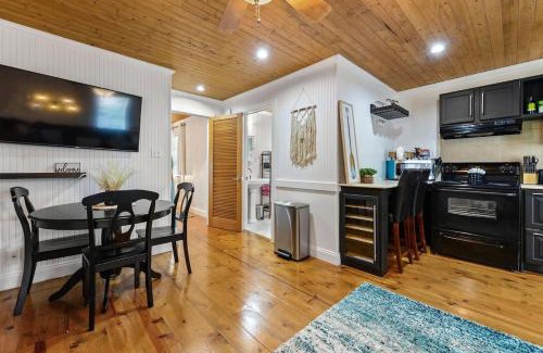 Gulfport House | Bare Feet Bungalow -Close to beach & dog friendly